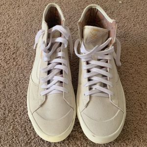 Vans off-white Lizzie Armanto skate shoe-Men size 11